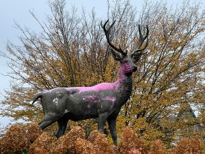La statue du rond-pont du cerf vandalisée
