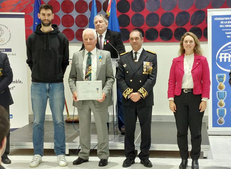 Remise de la médaille d'or de la Jeunesse et des Sports à Claude Ghioni